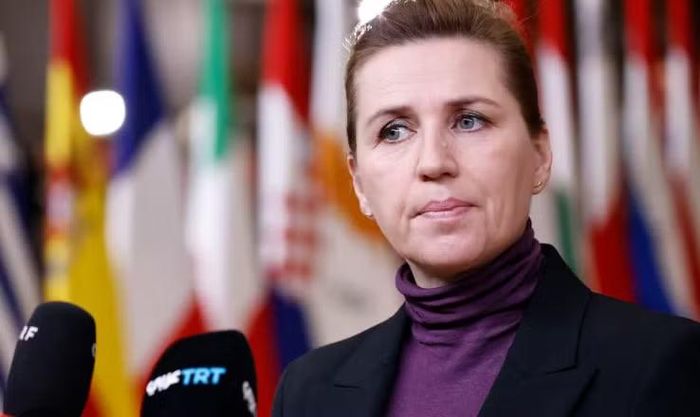 Thủ tướng Đan Mạch Mette Frederiksen gọi vụ việc là nghiêm trọng, trong khi Ngoại trưởng Lars Lokke Rasmussen cho rằng hành động này không thể chấp nhận và cho biết Copenhagen đã triệu Đại sứ Nga Vladimir Barbin.