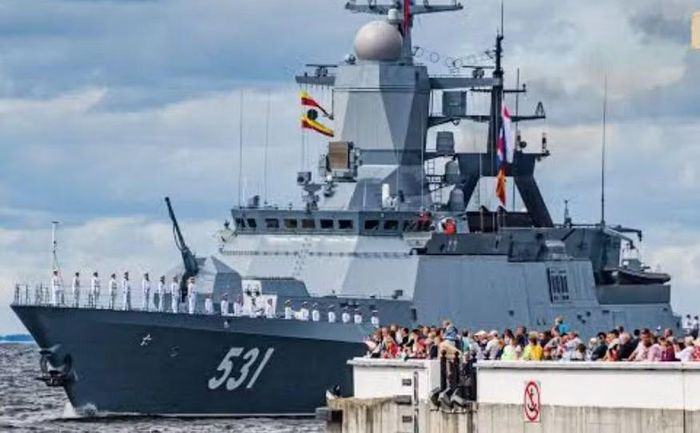Moscow mô tả đây là biện pháp nhằm ngăn chặn một hành động “khiêu khích”. Bộ trưởng Belousov đánh giá hạm trưởng Soobrazitelny đã xử lý tình huống quyết đoán và hiệu quả. Bộ Quốc phòng Nga không nêu rõ 2 quả pháo hiệu được phóng theo hướng nào.