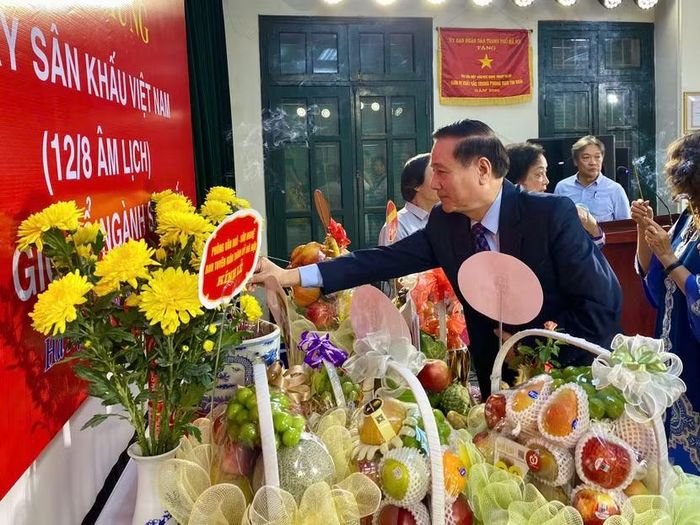 NSND Trần Quốc Chiêm, Chủ tịch Hội Liên hiệp VHNT Hà Nội thành kính dâng hương tại lễ kỷ niệm