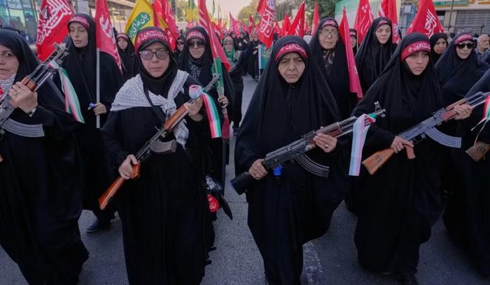 Cuộc diễu hành diễn ra trong bối cảnh Iran đẩy mạnh các hoạt động nhằm củng cố tinh thần đoàn kết trong nước và thể hiện khả năng duy trì sức mạnh quân sự trước sức ép từ bên ngoài.