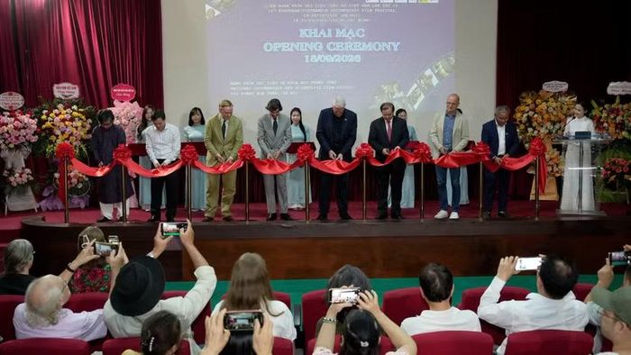 Các đại biểu thực hiện nghi thức cắt băng khai mạc