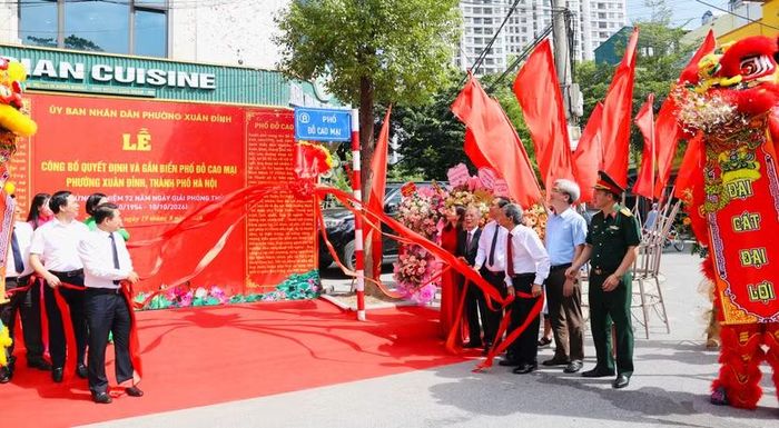 Các đại biểu thực hiện nghi thức gắn biển tên phố Đỗ Cao Mại