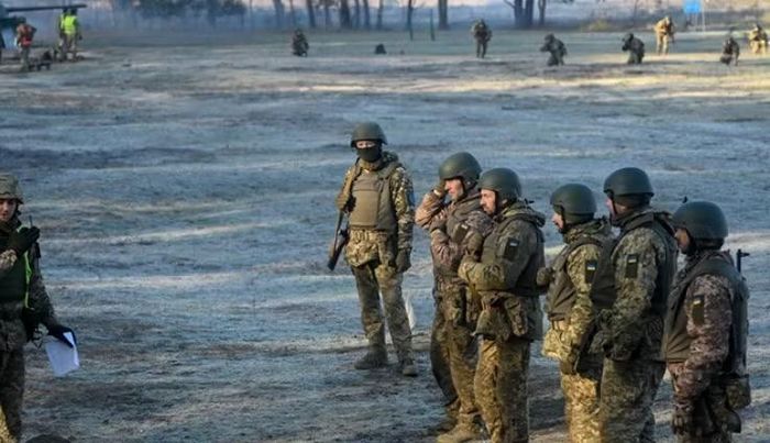 Thiếu tá Wilks từng tham gia nhiều nhiệm vụ ở nước ngoài, trong đó có Afghanistan, đồng thời được trao nhiều huân chương.