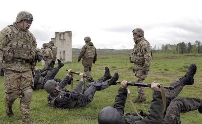 Wilks, 40 tuổi, tốt nghiệp Học viện Quân sự Hoàng gia Sandhurst và gia nhập quân đội Anh ngày 14/4/2012. Ông sau đó được biên chế vào lực lượng tình báo lục quân và phục vụ trong lĩnh vực này suốt sự nghiệp quân sự.