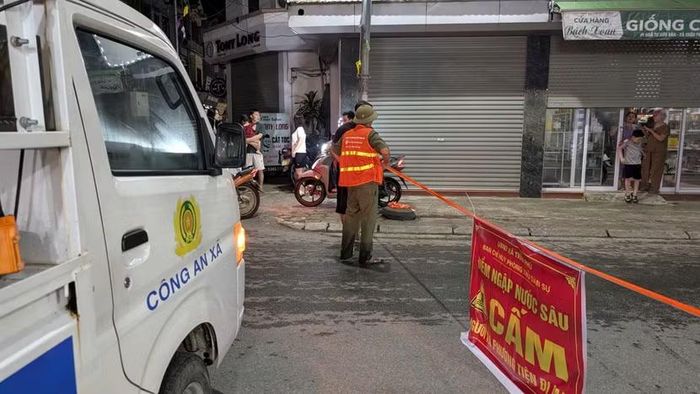 Lực lượng chức năng giăng dây, đặt biển cảnh báo và kiên quyết không cho phương tiện di chuyển qua các điểm nước chảy xiết