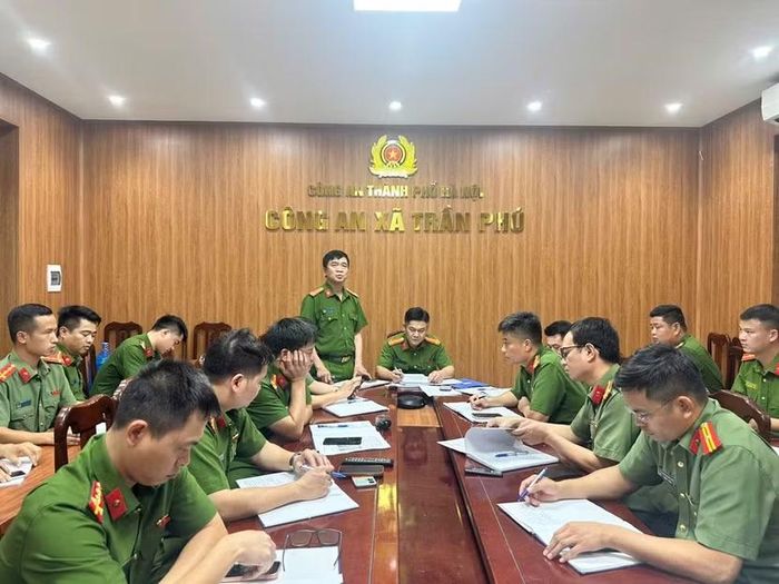 Công an xã Trần Phú họp khẩn ngay trong đêm để đánh giá tình hình và phân công lực lượng bám sát các điểm xung yếu
