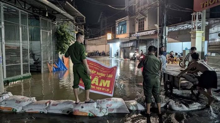 Cán bộ Công an xã túc trực 24/24 giờ tại các chốt chặn ngập sâu, làm nhiệm vụ phân luồng và cảnh báo an toàn cho nhân dân