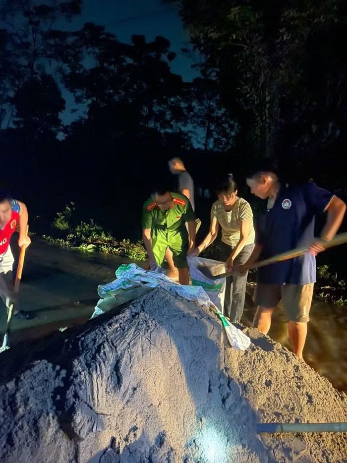 Dù đối mặt với những ca trực kéo dài không nghỉ, lực lượng công an xã vẫn dầm mình trong bùn nước, sát cánh cùng nhân dân