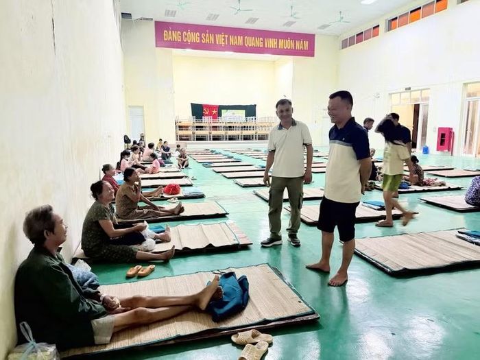 Người dân được hỗ trợ di dời khẩn cấp và bố trí nơi tránh trú an toàn tại Trường THCS Trần Phú B