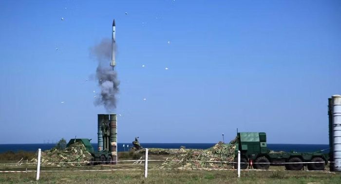 Những hệ thống S-300 hiện có ở Ukraine được thiết kế để chống lại máy bay chiến lược và chiến thuật cũng như tên lửa hành trình ở độ cao từ 25 m đến 27 km và khoảng cách lên đến 100 km.