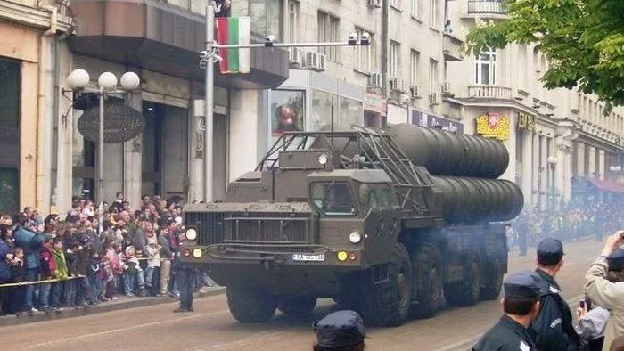 Tại cuộc họp của Nhóm Liên lạc về các vấn đề quốc phòng ở Ukraine tại Ramstein, ông đã tuyên bố hợp tác với Kyiv trong việc phát triển "hệ thống thay thế" cho tổ hợp phòng không S-300 và tên lửa R-27 từ thời Liên Xô.