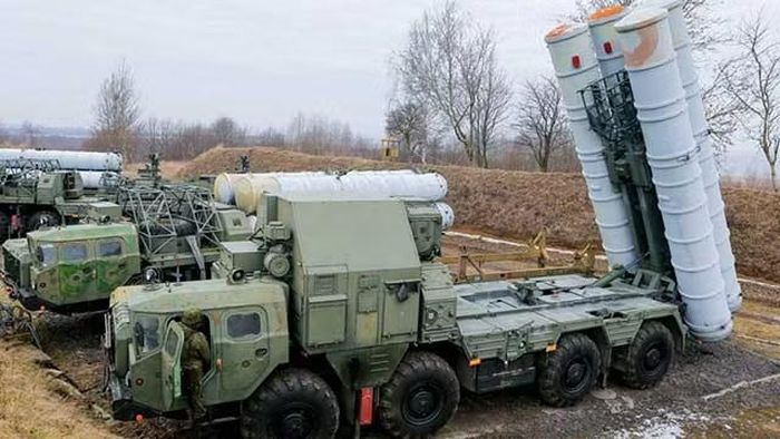 Hiện nay Ukraine đang tự chế tạo các loại đạn phòng không mới dựa trên tên lửa đánh chặn 5V55 và 48N6 trang bị cho tổ hợp S-300, ngoài ra họ còn hoán cải để cho ra đời biến thể tên lửa đạn đạo đối đất như FP-7 và FP-9.