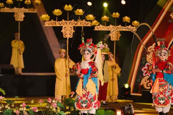 Sự kết hợp giữa trình thức vũ đạo, âm nhạc, hóa trang và diễn xuất hát bội, phản ánh quan niệm về sự vận hành của vũ trụ và khát vọng hướng đến cuộc sống an lành, thịnh vượng của cộng đồng.