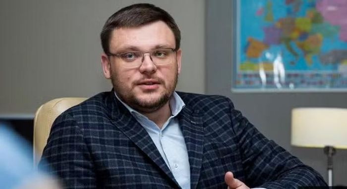 Ông Kravchenko cáo buộc ông Kryvonos từng sử dụng giấy tờ giả về quan hệ cha con để tránh bị xử lý trong một vụ án mua phiếu bầu năm 2007.