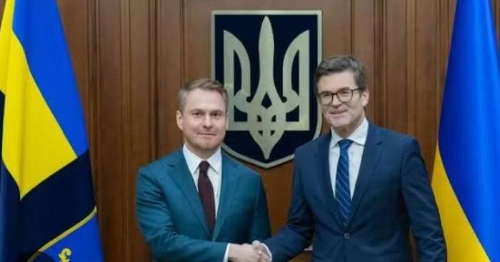 Việc ông Kravchenko rời Ukraine trong lúc công bố các cáo buộc cũng làm dấy lên nghi vấn.