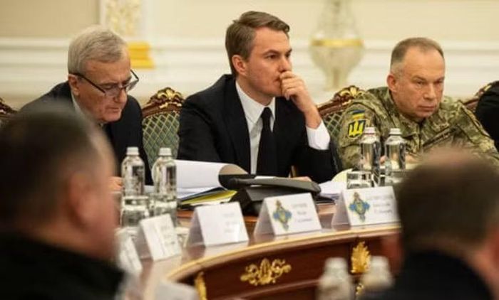 Ông nói chuyến đi nhằm tham dự một hội nghị tại Paris, nhưng ban tổ chức cho biết ông không có tên trong chương trình và không dự kiến phát biểu.