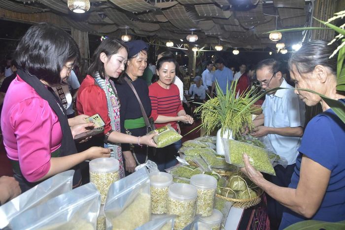 Các gian hàng giới thiệu nhiều sản phẩm nông sản, OCOP và sản phẩm làng nghề tiêu biểu của các địa phương.