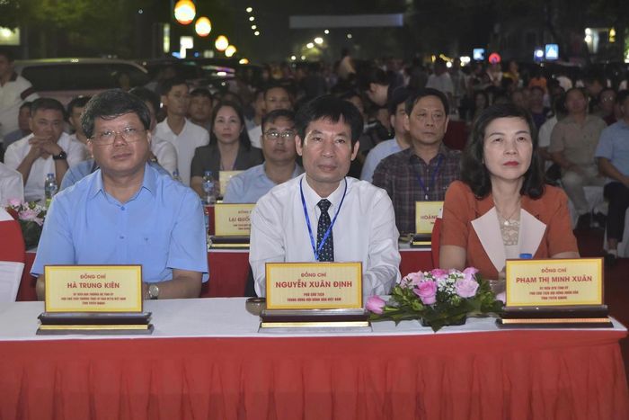 Các đại biểu dự lễ khai mạc.