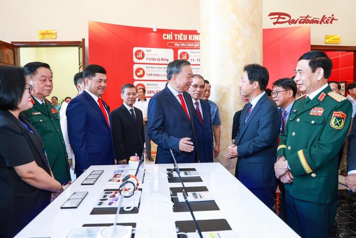 Tổng Bí thư, Chủ tịch nước Tô Lâm tham quan triển lãm Mạch nguồn Kinh Bắc - Vươn cao thời đại. Ảnh: Quang Vinh