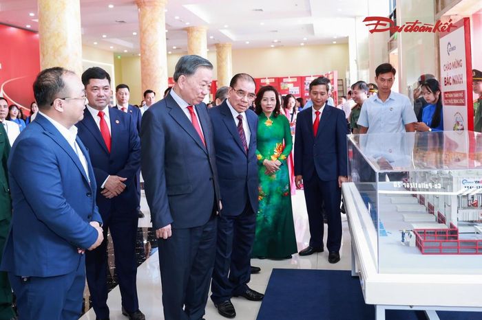 Tổng Bí thư, Chủ tịch nước Tô Lâm tham quan triển lãm Mạch nguồn Kinh Bắc - Vươn cao thời đại. Ảnh: Quang Vinh