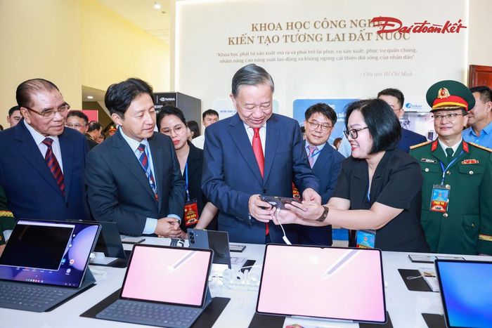 Tổng Bí thư, Chủ tịch nước Tô Lâm tham quan triển lãm Mạch nguồn Kinh Bắc - Vươn cao thời đại. Ảnh: Quang Vinh