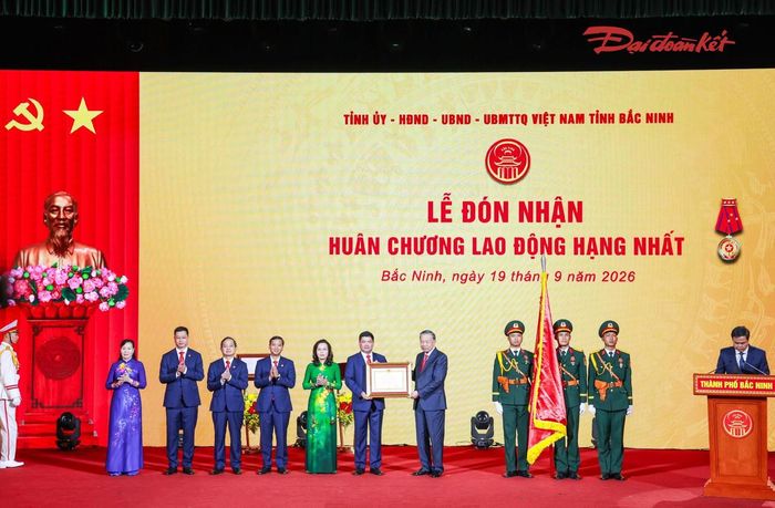 Tổng Bí thư, Chủ tịch nước Tô Lâm trao Huân chương Lao động hạng Nhất cho Đảng bộ chính quyền và Nhân dân tỉnh Bắc Ninh. Ảnh: Quang Vinh