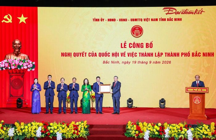 Tổng Bí thư, Chủ tịch nước Tô Lâm trao Nghị quyết số 39/2026/QH16 của Quốc hội cho Đảng bộ chính quyền và Nhân dân tỉnh Bắc Ninh. 