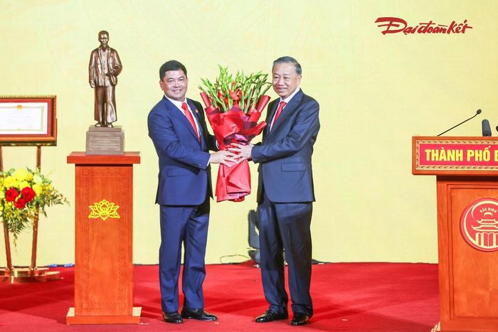 Tổng Bí thư, Chủ tịch nước Tô Lâm tặng Đảng bộ chính quyền và Nhân dân tỉnh Bắc Ninh. Ảnh: Quang Vinh