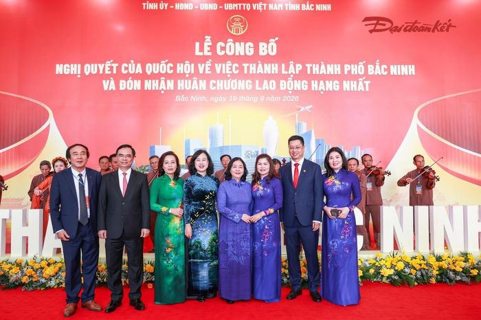 Ủy viên Bộ Chính trị, Bí thư Trung ương Đảng, Chủ tịch UBTƯ MTTQ Việt Nam Bùi Thị Minh Hoài chụp ảnh lưu niệm với các đại biểu. Ảnh: Quang Vinh