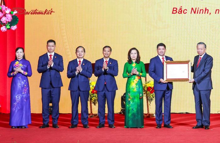 Tổng Bí thư, Chủ tịch nước Tô Lâm trao Nghị quyết của Quốc hội về thành lập thành phố Bắc Ninh cho Đảng bộ, chính quyền và Nhân dân Bắc Ninh. Ảnh: Quang Vinh