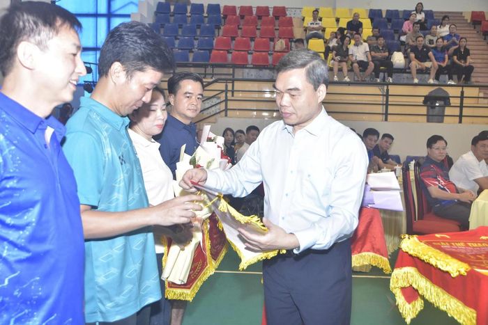 Ông Ma Thế Hồng, Phó Bí thư Tỉnh ủy, Chủ tịch Ủy ban MTTQ Việt Nam tỉnh Tuyên Quang tặng hoa, cờ lưu niệm cho các đoàn tham gia.