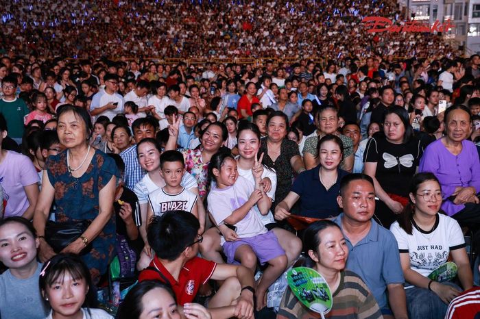 Đông đảo người dân tham dự chương trình nghệ thuật đặc biệt chào mừng thành lập thành phố Bắc Ninh. Ảnh: Quang Vinh.