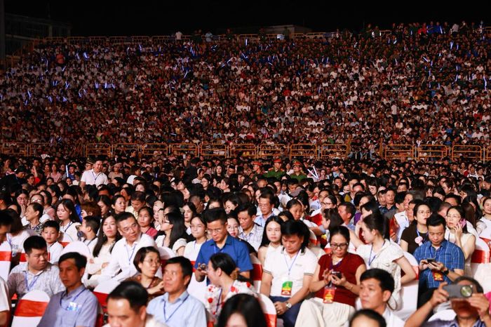 Đông đảo người dân tham dự chương trình nghệ thuật đặc biệt chào mừng thành lập thành phố Bắc Ninh. Ảnh: Quang Vinh.
