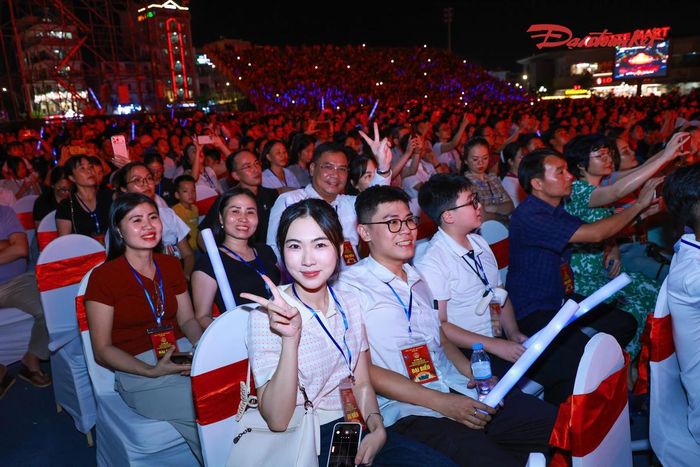 Đông đảo người dân tham dự chương trình nghệ thuật đặc biệt chào mừng thành lập thành phố Bắc Ninh. Ảnh: Quang Vinh.