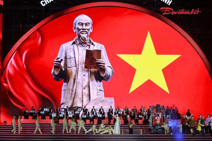 Với sự hội tụ của nhiều nghệ sĩ, đơn vị nghệ thuật cùng những tiết mục được dàn dựng công phu, chương trình nghệ thuật đặc biệt "Mạch nguồn Kinh Bắc - Vươn cao thời đại" chào mừng thành lập thành phố Bắc Ninh đã tái hiện vẻ đẹp văn hóa Kinh Bắc và lan tỏa khát vọng vươn lên của thành phố Bắc Ninh trong thời đại mới. Ảnh: Quang Vinh