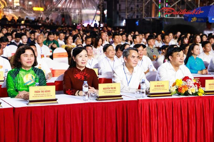 Các đại biểu dự chương trình nghệ thuật đặc biệt chào mừng thành lập thành phố Bắc Ninh. Ảnh: Quang Vinh.