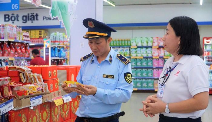 Chi cục QLTT TP Đà Nẵng kiểm tra nguồn gốc xuất xứ của bánh trung thu. Ảnh: QL.