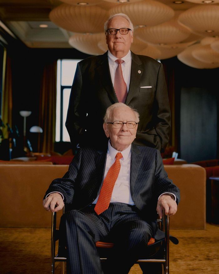  Howie Buffett và cha ông, Warren Buffett. Ảnh: Wall Street Journal. 