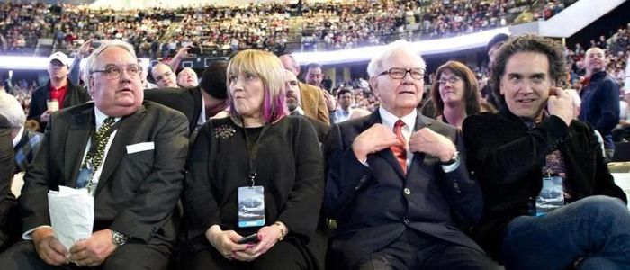  Ông Warren Buffett (thứ hai từ phải sang) cùng các con Howard, Susan Alice và Peter Andrew tại đại hội cổ đông ở Omaha, bang Nebraska năm 2011. Ảnh: Bloomberg. 