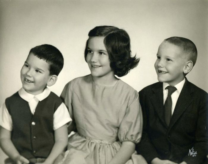 Howie Buffett cùng chị và em trai khi còn nhỏ. Ảnh: Buffett Family.