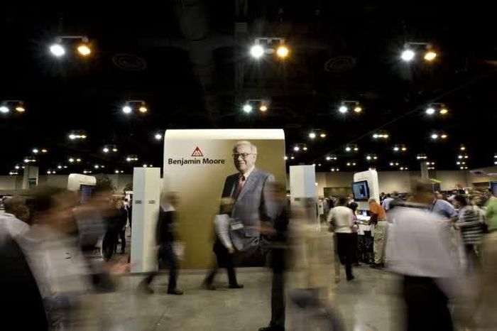  Một tấm biển có hình Warren Buffett tại cuộc họp cổ đông của Berkshire Hathaway năm 2011. Ảnh: Bloomberg. 