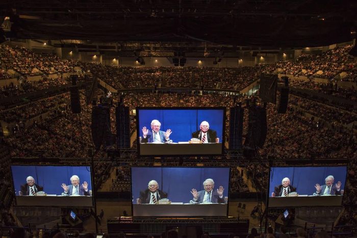  Warren Buffett trong một cuộc họp thường niên. Ảnh: WSJ. 