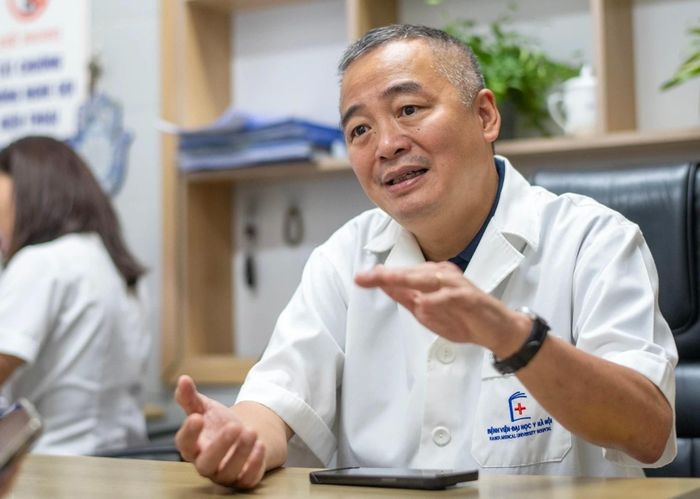  PGS.TS.BS Nguyễn Lân Hiếu chia sẻ cách giảm muối trong chế độ ăn, giúp người bệnh thận kiểm soát lượng natri và bảo vệ sức khỏe. Ảnh: Việt Linh. 
