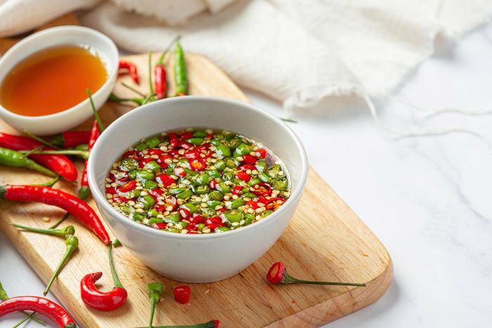  Hạn chế nước chấm hoặc pha loãng trước khi sử dụng là cách đơn giản giúp giảm lượng muối trong bữa ăn. Ảnh: Magnific. 