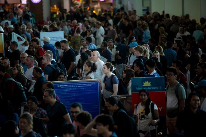 Sân bay Phú Quốc đông nghẹt du khách quốc tế cuối năm 2025. Ảnh: Linh Huỳnh.