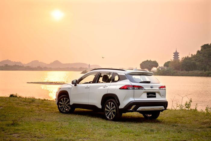  Toyota Corolla Cross là trường hợp hiếm hoi ghi nhận doanh số bản hybrid cao hơn bản thuần xăng. Ảnh: TMV. 