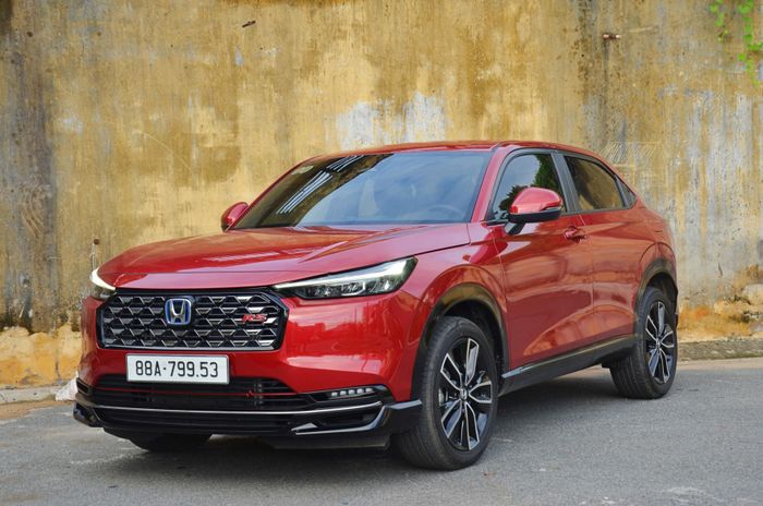 Phiên bản hybrid của Toyota Yaris Cross và Honda HR-V không đóng góp quá nhiều vào doanh số chung. Ảnh: TMV, Phúc Hậu.