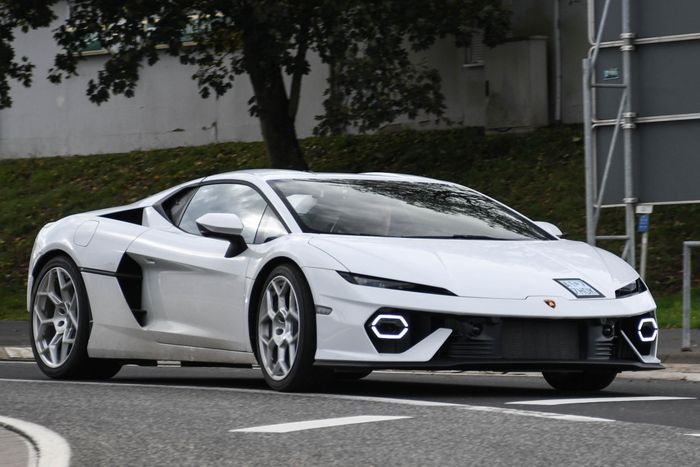  Trước đây, McLaren Artura chỉ phải đối đầu với Ferrari F8 Tributo và Lamborghini Huracan. Tuy nhiên, sự xuất hiện của các mẫu siêu xe hybrid khác như Ferrari 296 GTB hay Lamborghini Temerario đã đẩy Artura vào thế khó. 