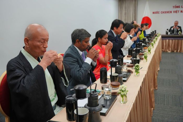  Ông Ramkumar C, Tổng lãnh sự Ấn Độ tại Fukuoka và phu nhân (thứ hai và ba từ trái sang) trải nghiệm Thiền cà phê trên quê hương trà đạo Nhật Bản. 