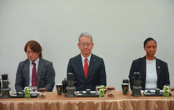  Bà Virsa Perkins, Lãnh sự trưởng Mỹ tại Fukuoka, Nhật Bản (bên phải) cùng đại biểu trải nghiệm Thiền cà phê và nhận định “đây thực sự là một trải nghiệm đặc biệt”. 
